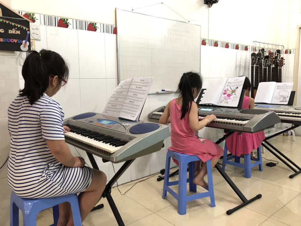 Lớp học đàn tại trung tâm âm nhạc Giai điệu xanh